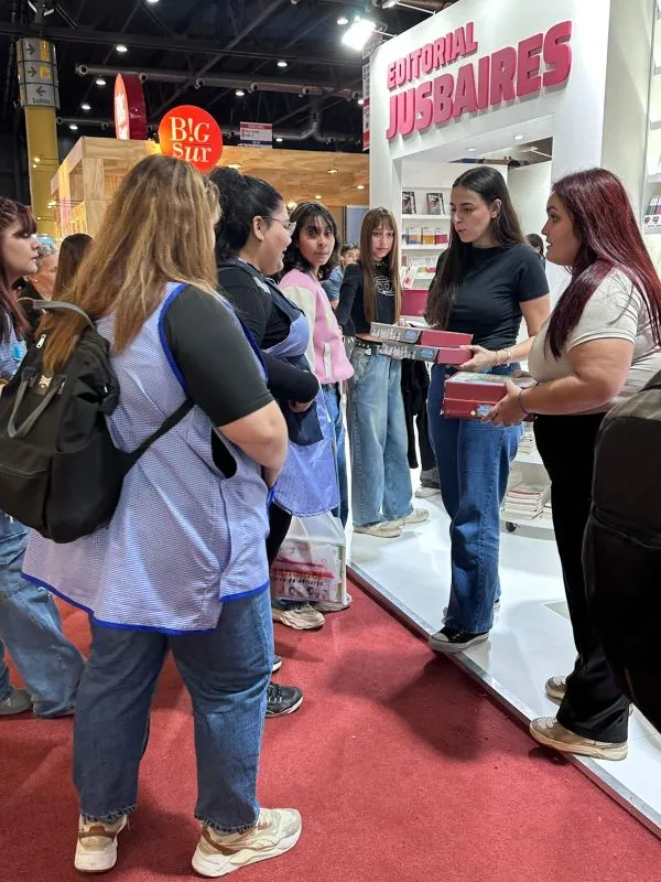 Entrega de juegos «Tenés Derechos» en la 49° feria internacional del libro.