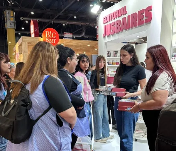 Entrega de juegos «Tenés Derechos» en la 49° feria internacional del libro.