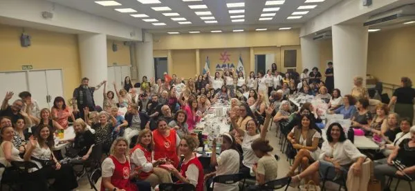 Jornada solidaria de intervención de tazas en AMIA